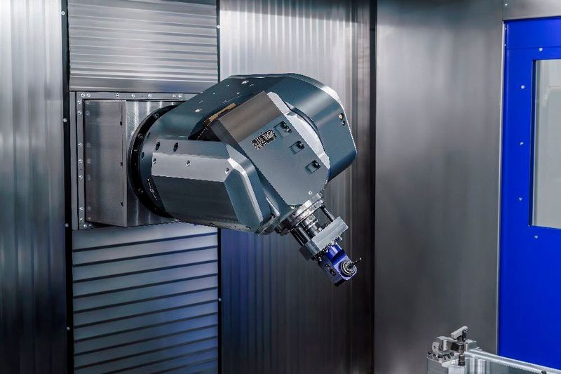 Synergy for maximum productivity and flexibility. The 5-axis head, integrated motor spindle, and exchangeable unit are a perfect match. (Source: Benz Tooling)