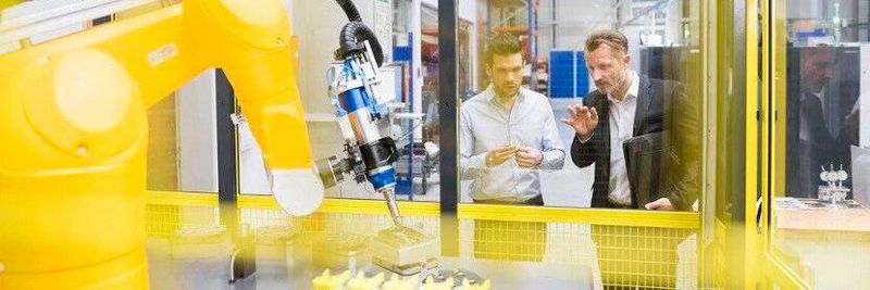 Roboter werden verstärkt in KMUs zur Automatisierung eingesetzt werden, die hierzulande einen Großteil der Wirtschaft ausmachen.(Bild:  Cowen)