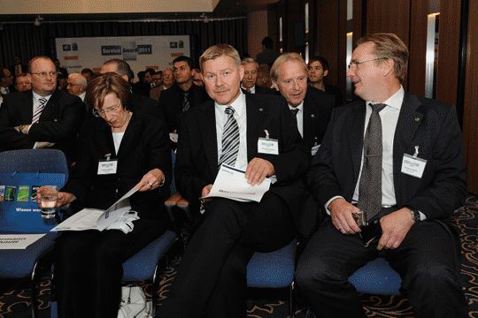 Hoffen auf die gute Platzierung eines Servicepartners aus der  eigenen Organisation: Angelika Walther, Bernhard Piesker, Carsten Kleint (vordere Reihe  v. li.) und Stephan Krug (hi. Reihe, alle Opel). (Archiv: Vogel Business Media)