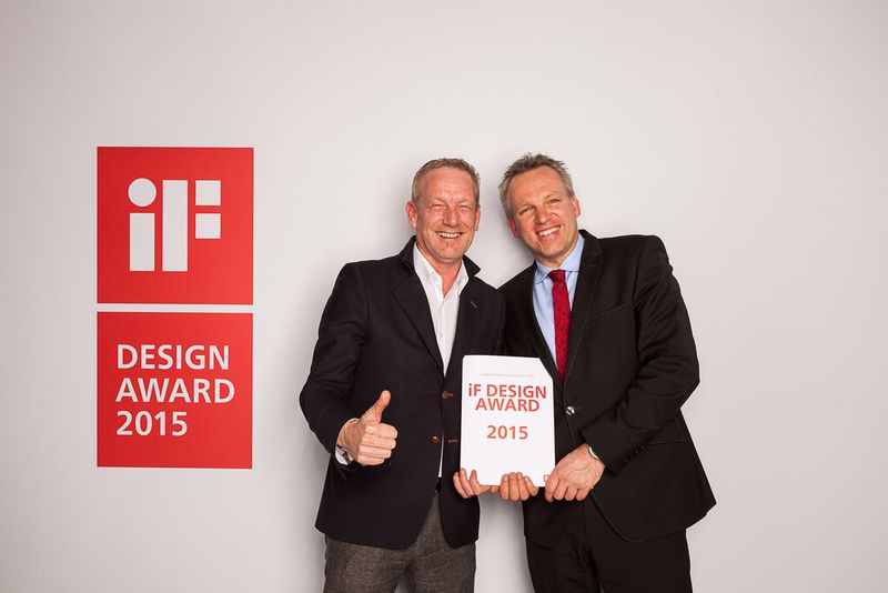 Die Preisträger: Johannes Barckmann, Designchef EDAG Engineering AG (links) und Jörg Ohlsen, CEO der EDAG Engineering AG (rechts). (Bild: EDAG)