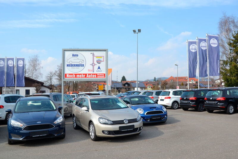 Rund 300 Gebrauchtwagen hat Auto Niedermayer ständig im Angebot. (Mauritz)