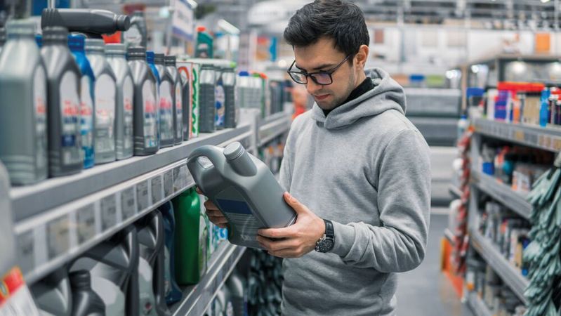 Die Anforderungen an ein Motorenöl können in der Praxis sehr individuell sein. Deshalb hat Castrol einen neuen Öl-Standard für Hybridfahrzeuge definiert.(Bild: ©  Igor Kardasov - stock.adobe.com)