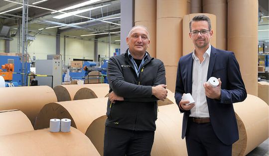 (Einfache Implementierung und maximale Flexibilität: Das Automationskonzept überzeugte die Logistikverantwortlichen bei der Franz Veit GmbH, Prokurist Daniel Werner (links) und Geschäftsführer Christoph Eltel. Bild: Linde Material Handling)