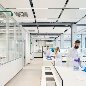 Prozessbasierte Laborwelten ersetzen klassische Abteilungsstrukturen und ermöglichen fachübergreifende Zusammenarbeit sowie die gemeinsame Nutzung von Equipment. (Bild:  Roche)