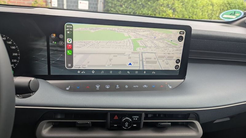 Nutzt man das ab der Ausstattung Engage+ serienmäßige Google-Navi des Leaf und wählt dort eine Ladesäule als Ziel, dann wird automatisch die Batterie vorkonditioniert, was das Laden beschleunigt. (Bild: Simon – VCG)