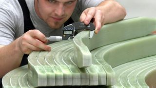 Prüfung der Federdicke im Lagerbereich (Archiv: Vogel Business Media)