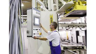 Um das Bediengehäuse an der Kernschießmaschine zu befestigen, setzt Maschinenbauer Laempe & Mössner das Tragarmsystem CP 120 von Rittal ein. (Bild: Rittal)