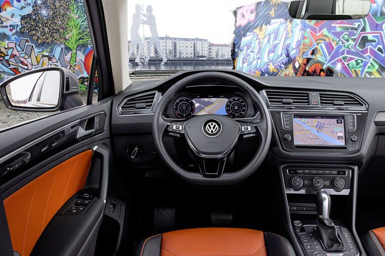 Das Cockpitdesign greift das kraftvolle Außendesign auf. Aufwendig lasergeprägte Kunststoffoberflächen und der rahmenlose Innenspiegel fallen ebenso sofort ins Auge, wie das Virtual Cockpit. Zudem hat der Tiguan sehr gute Sitze. (Foto: VW)