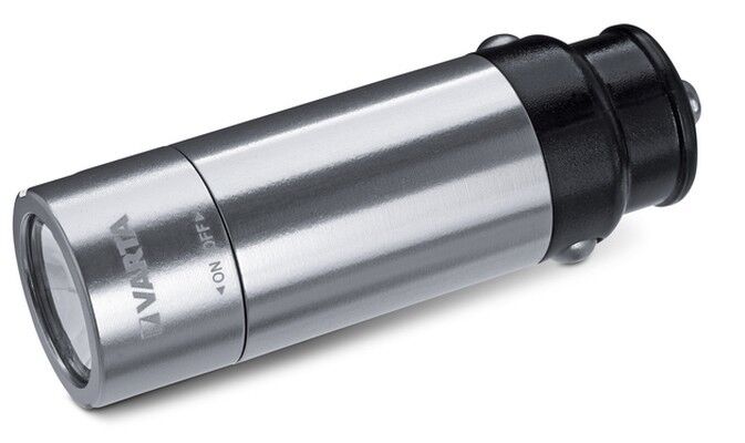 Red Dot Award 2015 - Taschenlampe Rechargable 12 V Car Light von Varta: Diese Mini-Taschenlampe mit elegantem Aluminiumgehäuse ist mit einem 3,6 Volt, 80 mAh Ni-MH-Akku ausgestattet und kann einfach mit dem Zigarettenanzünder wieder aufgeladen werden. Mit einer Länge von 6,5 cm und einem Durchmesser von 2 cm passt sie in jedes Fach oder auf das Armaturenbrett und ist so immer griffbereit. Mit einer hellen LED ausgestattet, leuchtet die Taschenlampe 27 Meter weit. (Red Dot)