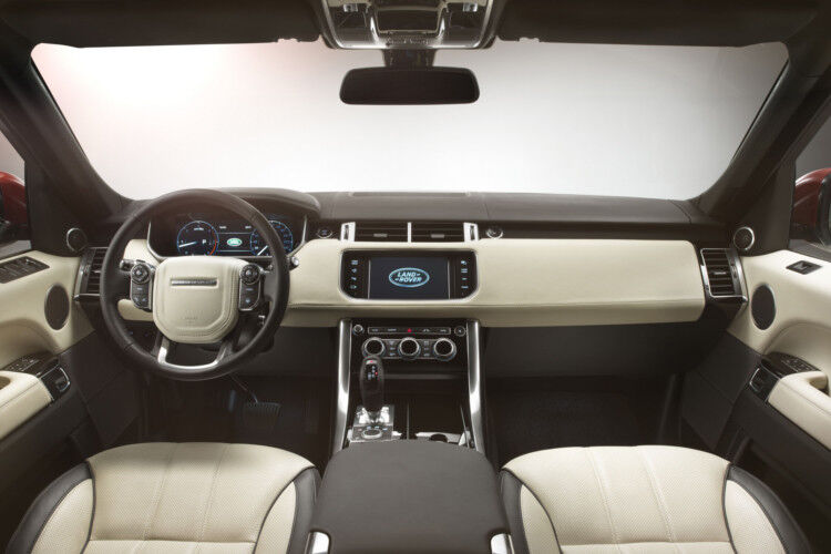 Mehr Platz im Innenraum wird durch den um 18 Zentimeter verlängerten Radstand sowie 5,5 Zentimeter mehr Breite ermöglicht. (Foto: Land Rover)