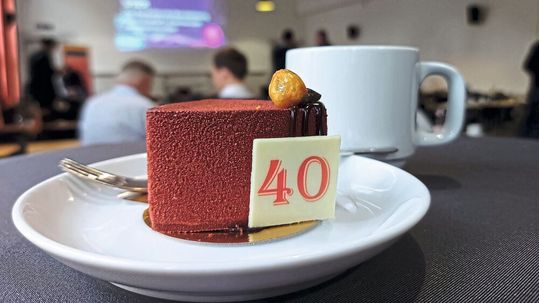 Zur Feier des 40-jährigen Jubiläums der Initiative gab es zum Kaffee leckere kalorienreiche Törtchen.(Bild:  Moßner – VCG)