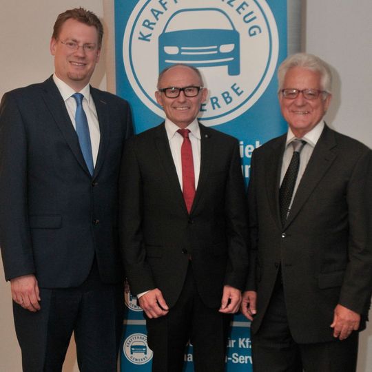 Stabwechsel beim Kfz-Gewerbe Baden-Württemberg: (v.li.) Hauptgeschäftsführer Carsten Beuß mit dem neuen Präsidenten Michael Ziegler und seinem Vorgänger Harry Brambach. (Bild:  »kfz-betrieb« / Baeuchle)