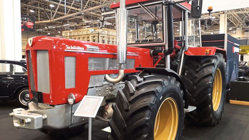 Interessante Abwechslung auf einem „Premiumhändler-Stand“: ein Schlüter Super 2000 VTL. (Bild: Dominsky – VCG)