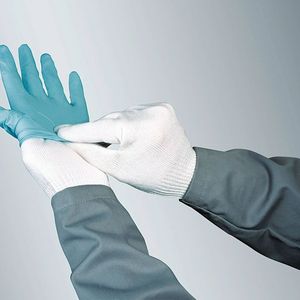 Bild 1: Kombinationen von Schutzhandschuhen können gegen mehrere Gefahren gleichzeitig schützen, hier der Einmalhandschuh Dermatril P 743 zum Chemikalienschutz in Kombination mit einem Schnittschutzhandschuh. 