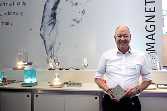 Der Vorstand der 2mag AG, Michael Fischer, hat sich mit hochwertigen Edelstahl-Magnetrührern einen Namen in der Laborbranche gemacht.(Bild:  VCG – Lüttmann)
