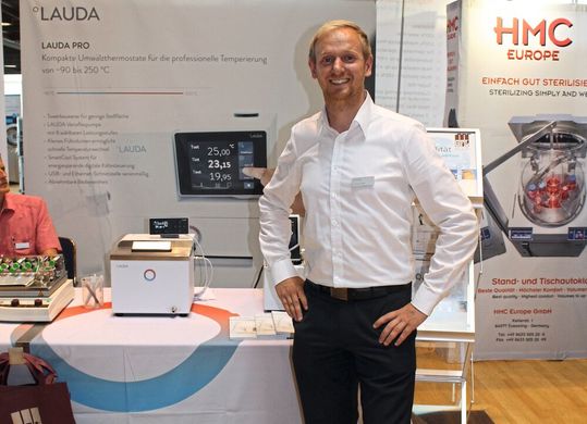 Johannes Mieth am Lab-Supply-Stand von Lauda(Bild:  LABORPRAXIS, C. Lüttmann)