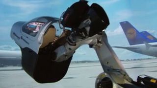 Kleiner Simulator zwischen großen - virtuellen - Flugzeugen (DLR)