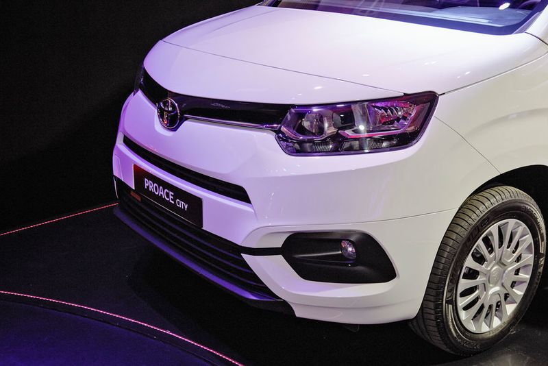 Der Proace City unterscheidet sich von den baugleichen PSA-Modellen Peugeot Rifter/Partner, Opel Combo und  Citroën Berlingo unter anderem durch eine unterschiedliche Fahrzeugfront. (Harald Dawo/Toyota)