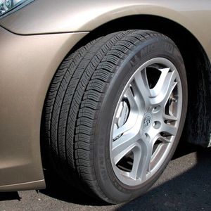 Wer erinnert sich noch an dieses Profil? Es ist ein Michelin Pilot mit M+S-Markierung auf einem Porsche Panamera.(Bild:  Rosenow – VCG)