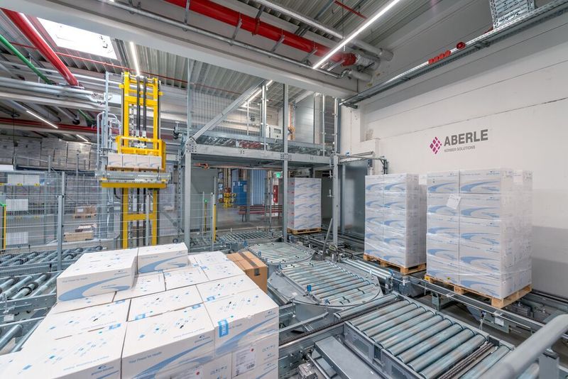 Senkrechtförderer speisen Versandpaletten aus zwei Ebenen in die zentrale Förderstrecke ein. (Faktor Zwei)