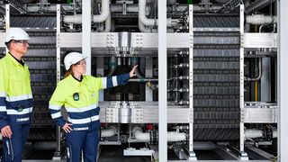 Die Stacks, die Schlüsselkomponenten des Elektrolyseurs, wurden in dem Joint Venture von Siemens Energy und Air Liquide hergestellt. (Bild: Air Liquide)