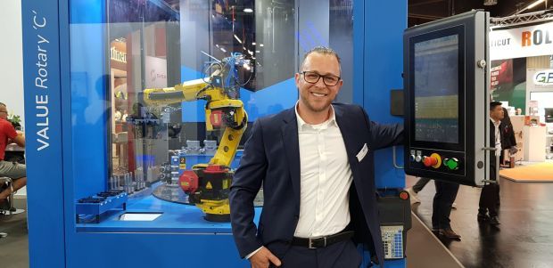 Eine vollautomatisierte Fertigungszelle und alles aus einer Hand standen auch im Mittelpunkt des Messeauftritts von LWB Steinl. Integriert waren neben einer C-Rahmen-Rundtischmaschine mit einem Durchmesser des Tisches von 1.600 mm, ein Handlingsroboter für die Einlegeteile und die fertigen Flaschenöffner abzulegen. Die Größe der beiden Flaschenöffner war verschieden, sodass unterschiedliche Schussvolumina gefordert waren. Daniel Wiedemann, Prozess Engineering bei LWB Steinl, erläuterte, dass dies über einen Kaltkanal mit Nadelverschluss realisiert wurde. Der Druck werde beim Füllen bei dieser Ausführung über die Nadel abgegriffen. Ist der Fülldruck in der Kavität mit dem geringeren Volumen erreicht, so wird ein Steuersignal ausgegeben und kein weiteres Material mehr zudosiert. Die zweite Kavität füllt bis zu ihrem spezifischen Fülldruck weiter, ehe anschließend die Ausheizzeit beginnt.  (Bild: Redaktion)
