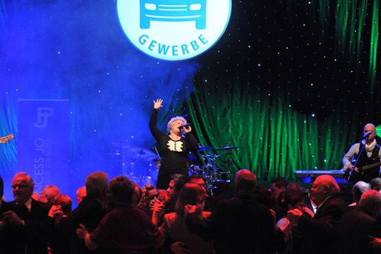 Tanzstunde im Rahmen der Abendveranstaltung. (Zietz)