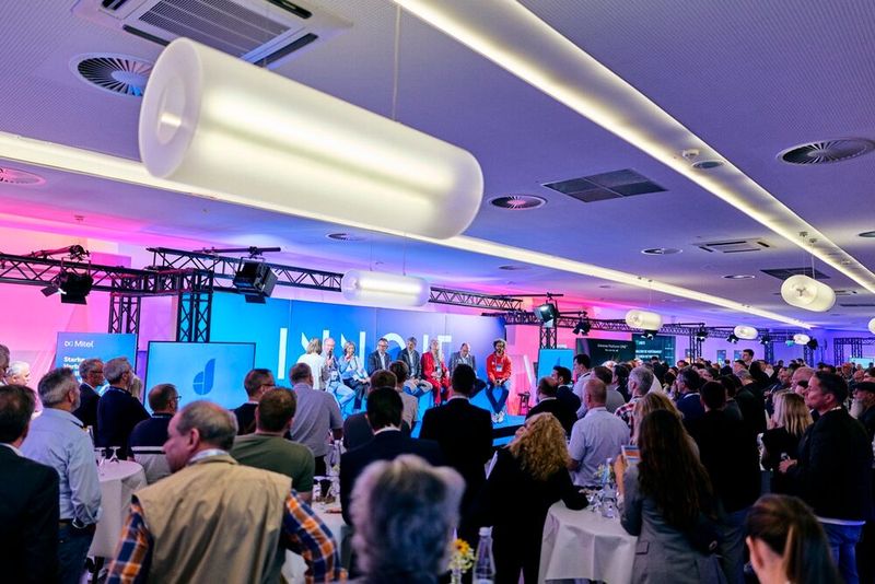 Das Thema der Podiumsdiskussion: Data, Voice und Automation – die AI-driven Revolution (Bild: Dierck Group)