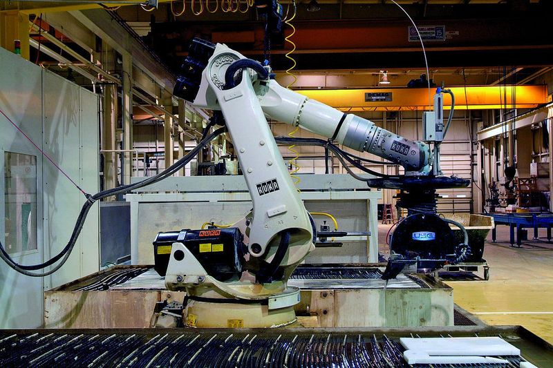 Der Roboter kann unterschiedliche Werkzeuge, ob Säge oder Frässpindel, am Handgelenk führen. Bild: Kuka (Archiv: Vogel Business Media)