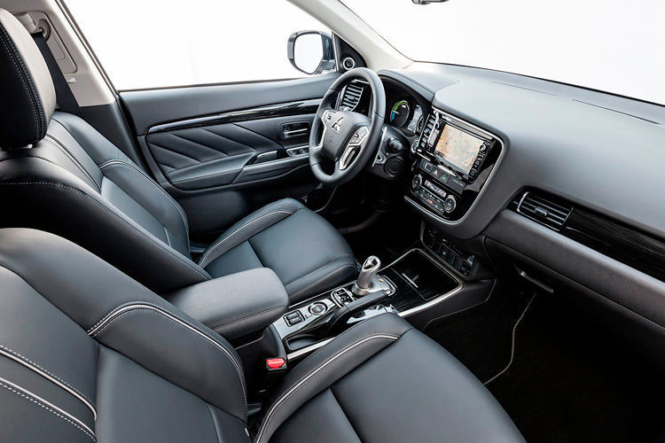Auch das Interieur überarbeitete Mitsubishi optisch, haptisch und funktional. So ist der Getriebewählhebel jetzt im kompakten Joystick-Format, eine Fahrmodusanzeige informiert den Fahrer, der darüber hinaus verschiedene Optionen für das Laden der Batterie und ein Energiespar-Fahrprogramm wählen kann. (Foto: Mitsubishi)
