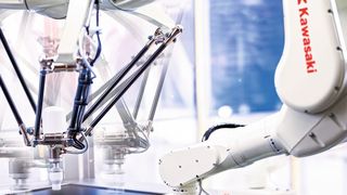 Kawasaki Robotics, dmp Sondermaschinenbau und Rea Label demonstrieren auf der Fachpack anhand einer vernetzten Anlage eine intelligente Verpackungsautomatisierung. (Kawasaki Robotics )