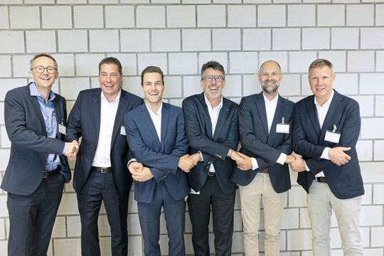 Die Wago-Geschäftsleitung während der Eröffnung am Schweizer Produktionsstandort Domdidier packt es an. Handschlag für eine erfolgreiche Zukunft (von links): Olivier Curty (Staatsrat Kanton Freiburg), Christian Hohorst (Gesellschafter & Beiratsmitglied, Vorsitzender der Wago-Stiftung), Sean Eulenberg (Gesellschafter & Beiratsmitglied), Frédéric Riva (General Manager Wago Schweiz), Jürgen Koopsingraven (CEO/CFO der Wago-Gruppe) sowie Ulrich Schrickel (Vorsitzender des Beirats).(Bild:  Wago Stemutz)