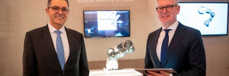 Sami Atiya, Leiter des ABB-Geschäftsbereichs Robotik und Fertigungsautomation, und Ericsson-CEO Börje Ekholm besuchen die 5G-Robotik-Demo beim World Economic Forum 2020 in Davos.(Bild:  Ericsson/ABB)