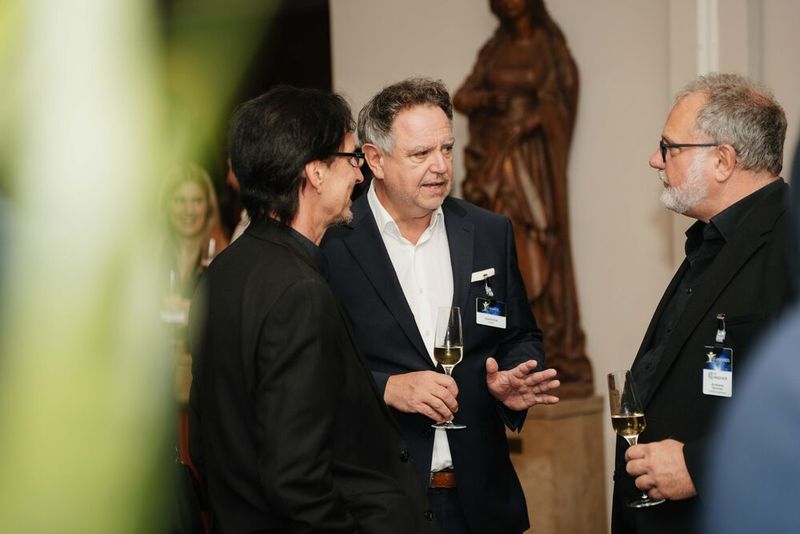 Jörg Karpinski (Huawei, M.) im Gespräch mit den Insider-Chefredakteuren Dr. Jürgen Ehneß (l.) und Andreas Donner. (Bild: Manuel Emme Fotografie)