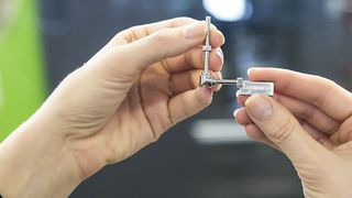 Im Liquidmetal-Prozess lassen sich dreidimensional anspruchsvolle Präzisionsbauteile mit einer sehr hochwertigen Oberfläche und präzisen Abbildung von Feinstrukturen fertigen. Hart, aber hochelastisch ist das neuartige Material. Ein zweitägiges Forum in Stuttgart hat 200 Teilnehmer in seinen Bann gezogen, wie der Veranstalter Engel Austria mitteilt. (Bild: Engel)