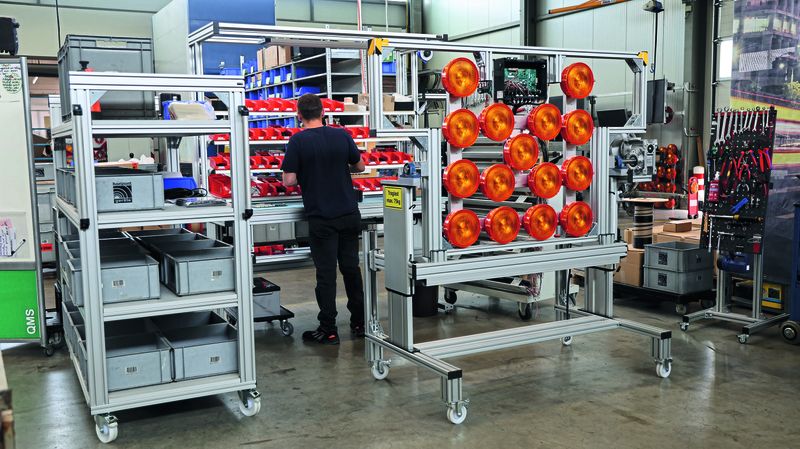 Die neue Montageinsel ist ausgestattet mit ergonomisch ausgelegten Arbeitsplatzsystemen von RK Rose+Krieger. (Bild: RK Rose+Krieger)