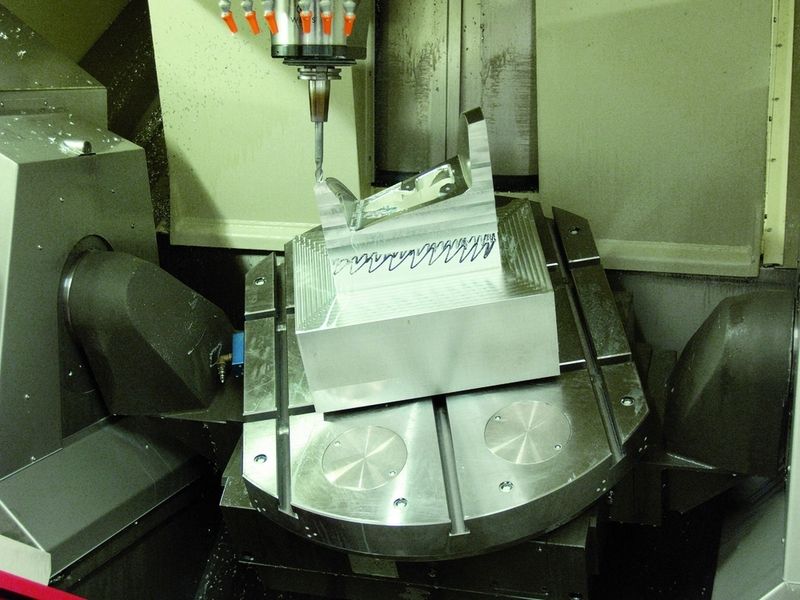 Die Sonderausführung des Nullpunktspannsystems Power-Grip ermöglicht die  Fünf-Achs-Bearbeitung eines Testständers für Heckleuchten. Bild: Röhm (Archiv: Vogel Business Media)
