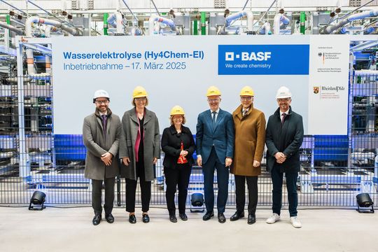 (v.l.n.r.) Manuel Mundt, Vizepräsident Finanzen Sustainable Energy Systems bei Siemens Energy, Katja Scharpwinkel, Mitglied des Vorstands der BASF und Standortleiterin des Werks Ludwigshafen, Katrin Eder, Ministerin für Klimaschutz, Umwelt und Mobilität von Rheinland-Pfalz, Udo Philipp, Staatssekretär im Bundesministerium für Wirtschaft und Klimaschutz, Stephan Kothrade, Mitglied des Vorstands der BASF und Chief Technology Officer und Christoph Schütte, Geschäftsführer Siemens Energy Deutschland.(Bild:  BASF)