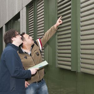 Die Außenansicht der Fenster über die freie Kühlung – die Fenster verfügen über keine Scheiben.