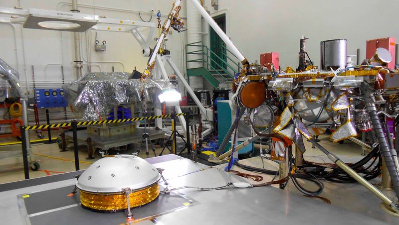 Arbeiten am InSight Lander. (Bild: NASA)