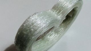 Per 3D-Fiberprinter hergestellte Probe mit eingearbeiteten Endlosfasern aus Glas. (Bild: Fraunhofer-IPA)