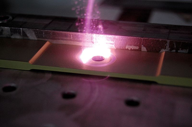 Das gebündelte Laserlicht entlackt präzise nur die benötigten Bereiche, zum Beispiel zur Massekontaktierung in der Luftfahrtindustrie. (Bild: Clean-Lasersysteme)