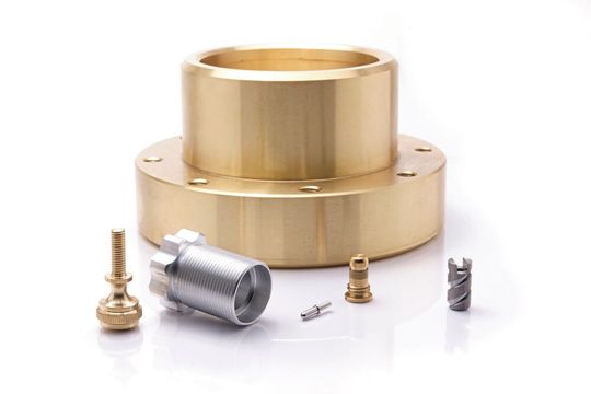 Typisches Bauteilspektrum der Eglin Präzisionsmechanik. Eine besondere Stärke ist die spanende Bearbeitung von Kupferlegierungen bis hin zu Reinkupfer. (Bild:  NIELS FRANKE)