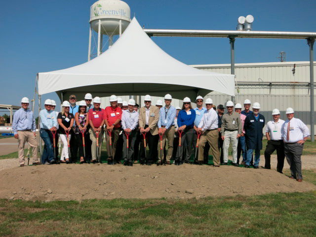Das Team von Solvay Greenville TX sowie Vertreter der am Bau beteiligten Unternehmen und der Lokalpolitik beim Spatenstich.  (Solvay)