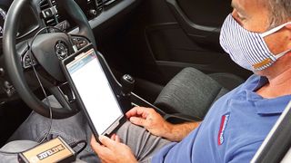 André Stenger und das freie Autohaus Huth nutzen seit rund einem Jahr das Angebot von Jifeline in Sachen Remote- Diagnose. Laufende Kosten entstehen nur bei konkreten Arbeiten, und die bietet das holländische Unternehmen zum Festpreis an. (Bild: Dominsky)
