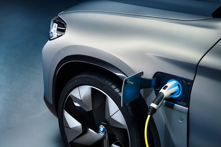 Bei der Nutzung einer derartigen Ladestation kann die Hochvoltbatterie innerhalb von nur 30 Minuten aufgeladen werden. (BMW)