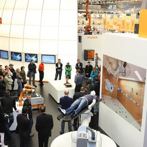 Kuka stellt im Zweijahres-Turnus auf der Hannover-Messe aus und präsentiert sich dieses Jahr unter dem Motto „Integrated Industry” . Im Bild der Messestand von 2011.