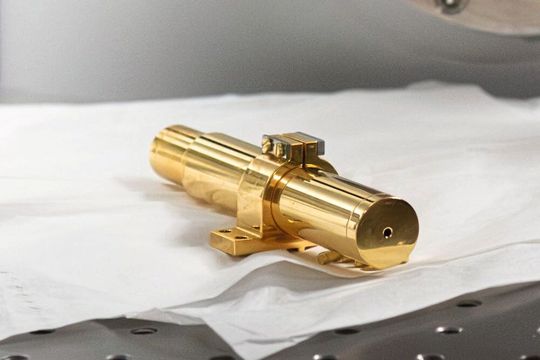Das Bild zeigt die Vorrichtung mit einem Mikroofen, mit dem Moleküle auf die saubere Oberfläche eines organischen Kristalls im Kryostaten aufgebracht werden können.(Bild:  MPL, Elisabeth Offial)
