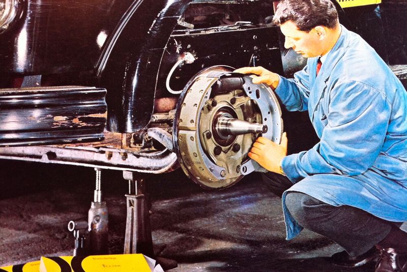 Lange Zeit verfügten Fahrzeuge über Trommelbremsen an allen vier (oder mehr Rädern). Entsprechend regelmäßig galt es hier, Bremsbacken bzw. deren Beläge zu erneuern. (Bild: Textar)