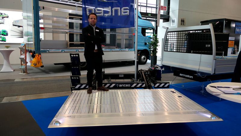 Max Persiehl, Geschäftsführer von Anteo Beladesysteme Deutschland, auf einer 2,2 Tonnen Ladebordwand seines Unternehmens.  (Bild: Wenz | VCG)